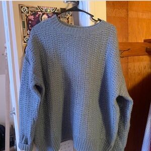 •Oversized Fit Sweater
•BDG
•Small